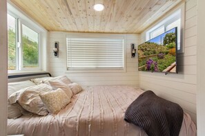 1 bedroom, iron/ironing board, WiFi, bed sheets - Tiny Farmhouse on Wheels! No Pet Fee! (Santa Clarita)