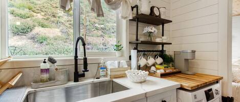 Mikrowelle, Wasserkocher mit Kaffee-/Teezubehör