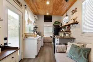 TV - Tiny Farmhouse on Wheels! No Pet Fee! (Santa Clarita)