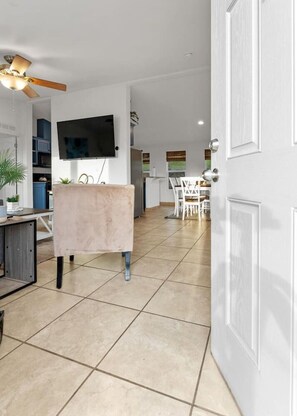 Interior - 4 Mil to Sequoia NTL Park: Private River Access (Three Rivers)