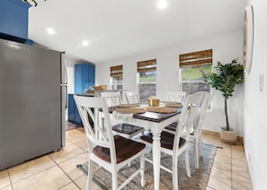 Dining - 4 Mil to Sequoia NTL Park: Private River Access (Three Rivers)