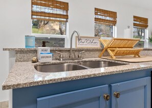 Interior - 4 Mil to Sequoia NTL Park: Private River Access (Three Rivers)