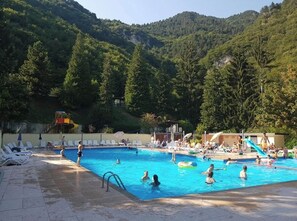 Lämmitetty uima-allas