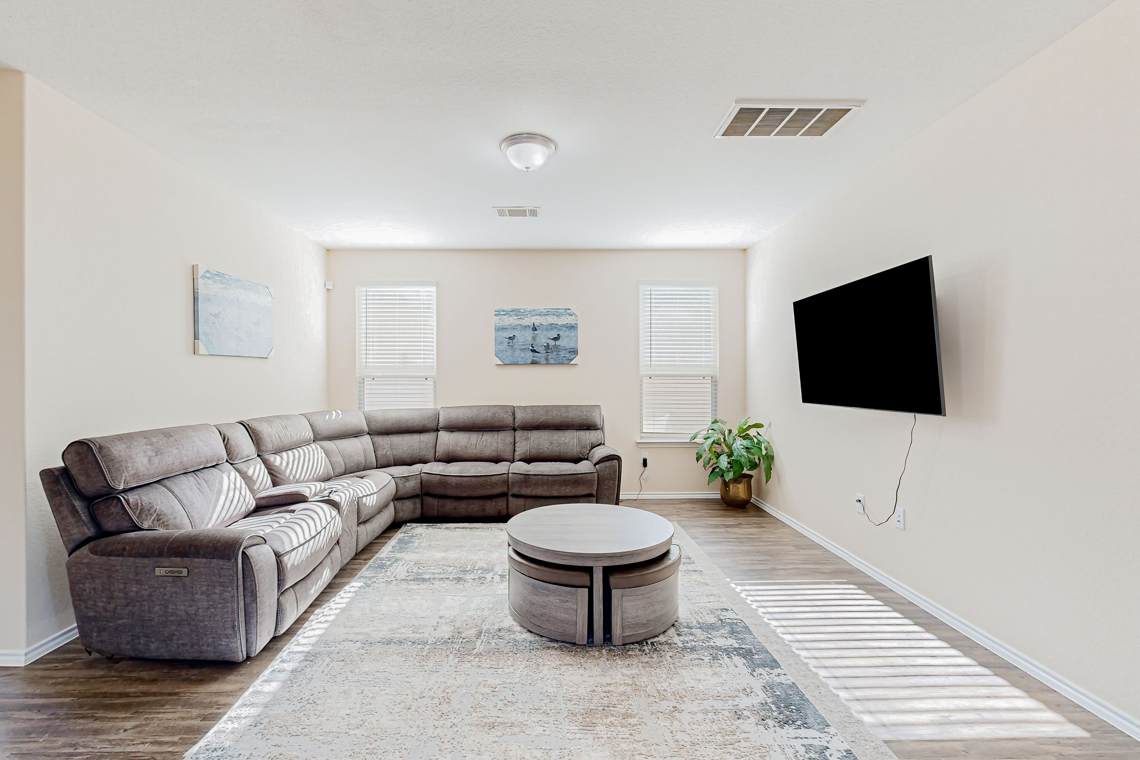 Newer suburban home in Spring w/ fenced yard, great for remote work-Dogs ok