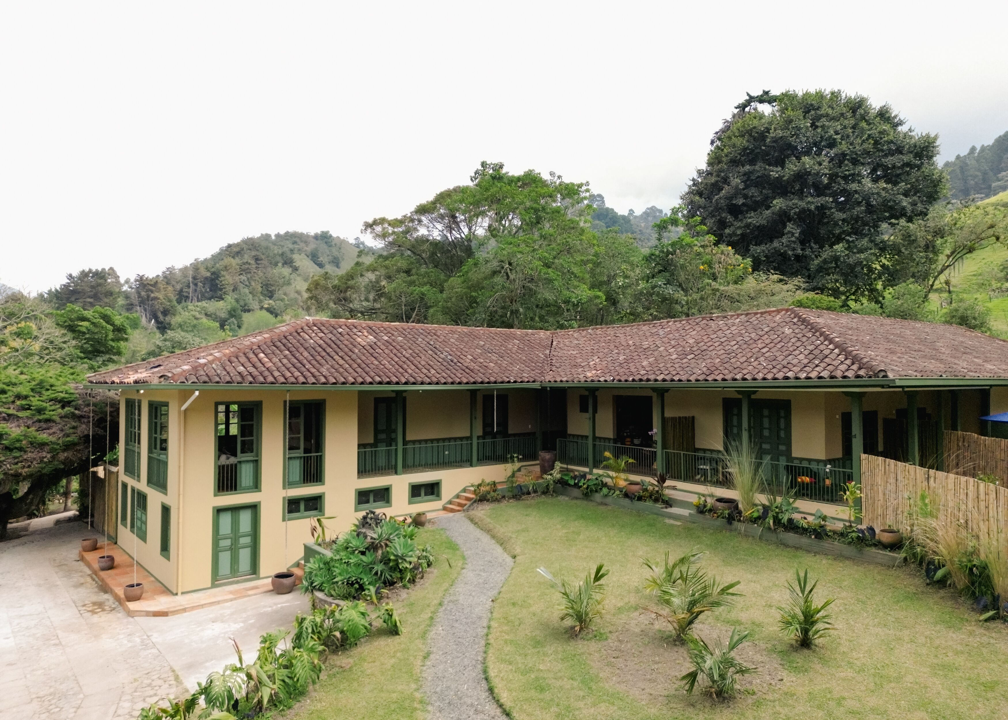 Vista frontal de la propiedad