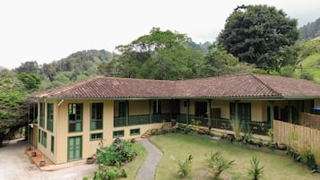 Vista frontal de la propiedad