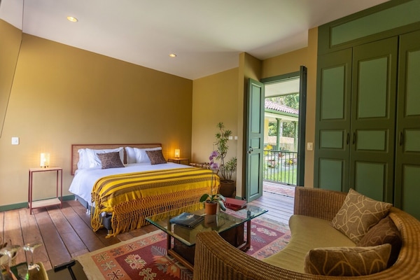 Caja de seguridad en la habitación y decoración personalizada