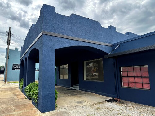 2 BR large & cozy apartment, front door & parking both under drive-thru carport