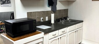 Welcoming & large, cozy apartment, front door parking, 1 minute walk to downtown