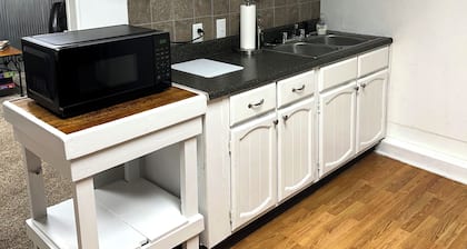 Welcoming & large, cozy apartment, front door parking, 1 minute walk to downtown