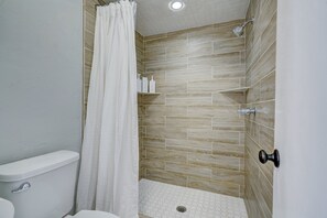Shower, hair dryer, towels, soap - Edmond 4 bedroom, 2.5 bathroom open and peaceful ranch house. (Edmond)