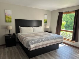 Decoración personalizada, muebles diferentes y cortinas blackout 