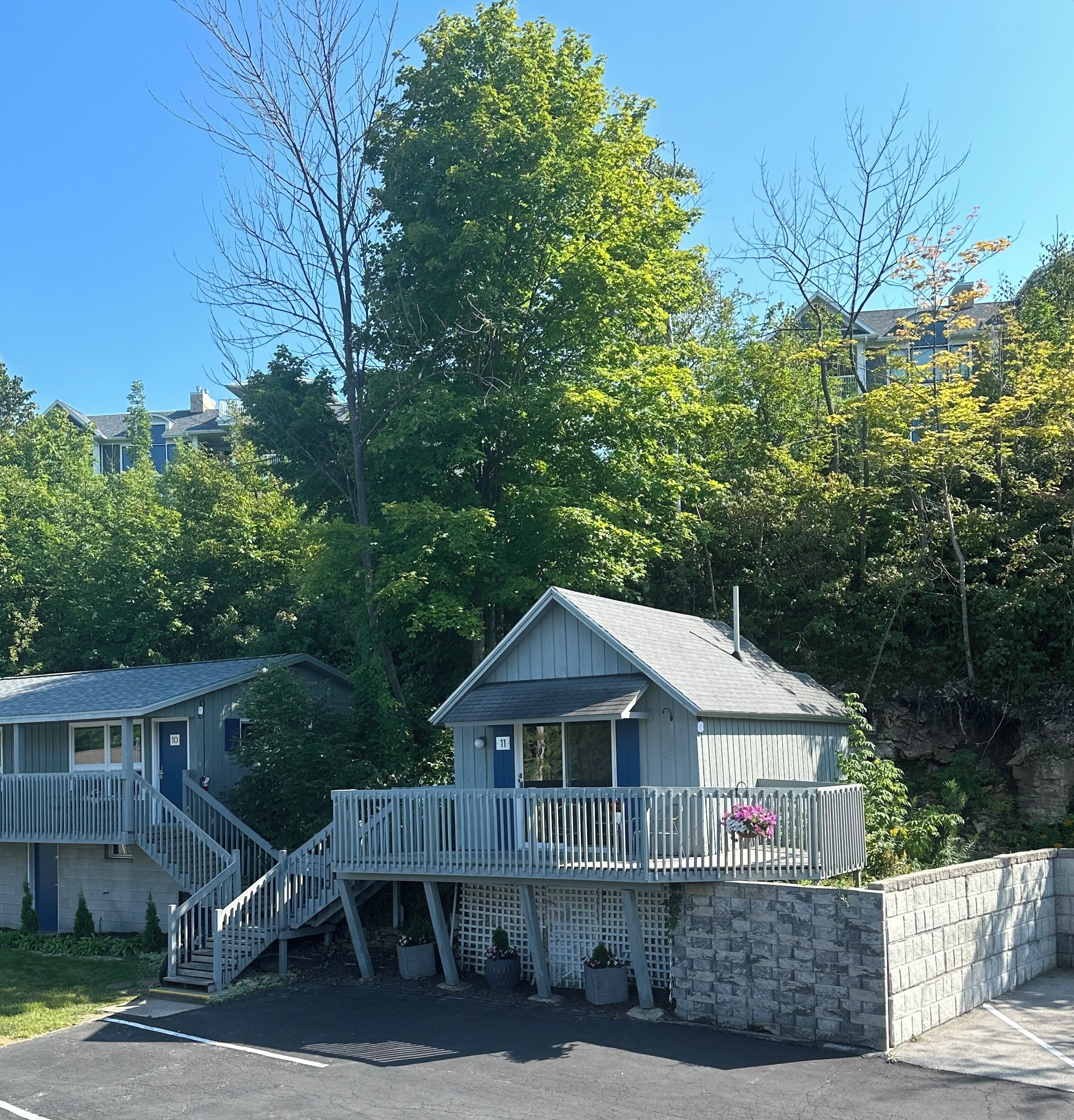 1 Queen Private Downtown and Lake View (Second Floor) | 獨特裝潢、布置獨特、遮光布/窗簾、熨斗/熨衣板