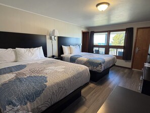 2 Queen Downtown and Lake View (Second Floor) | Individuell dekoriert, individuell eingerichtet, Verdunkelungsvorhänge