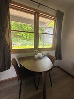 Decoración personalizada, muebles diferentes y cortinas blackout 