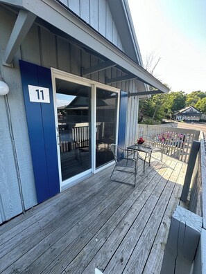 1 King Private downtown and lake view (second floor) | Individually decorated, individually furnished, blackout drapes - DownTown Inn (Sister Bay)