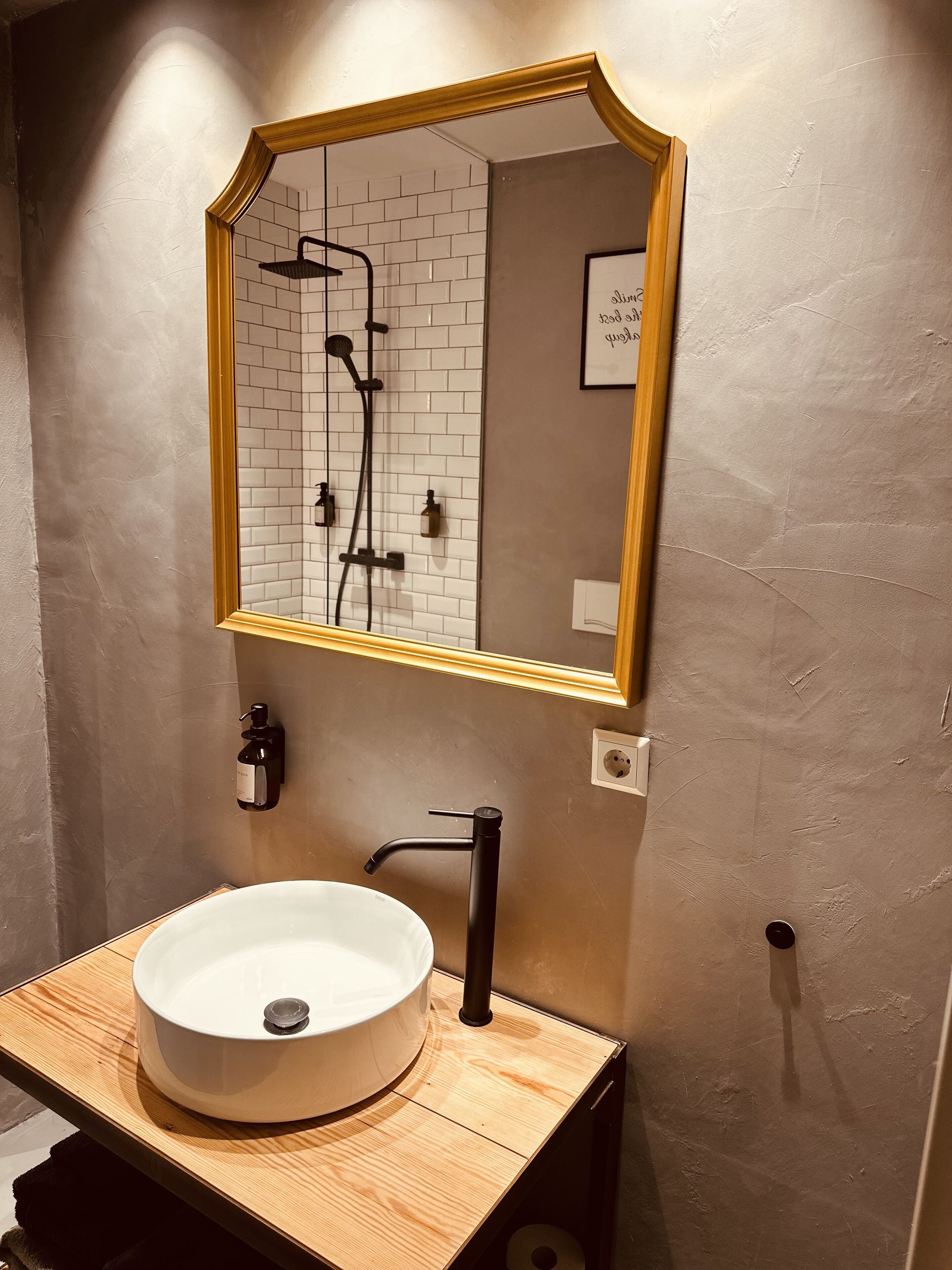 Douche, sèche-cheveux, serviettes fournies, savon