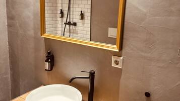 Douche, sĂšche-cheveux, serviettes fournies, savon