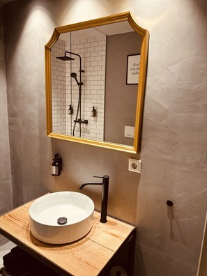 Shower, hair dryer, towels, soap - Designapartment 2 mit Terrasse.100 Meter Fußweg zur Schlosskirche und Marktplatz (Lutherstadt Wittenberg)