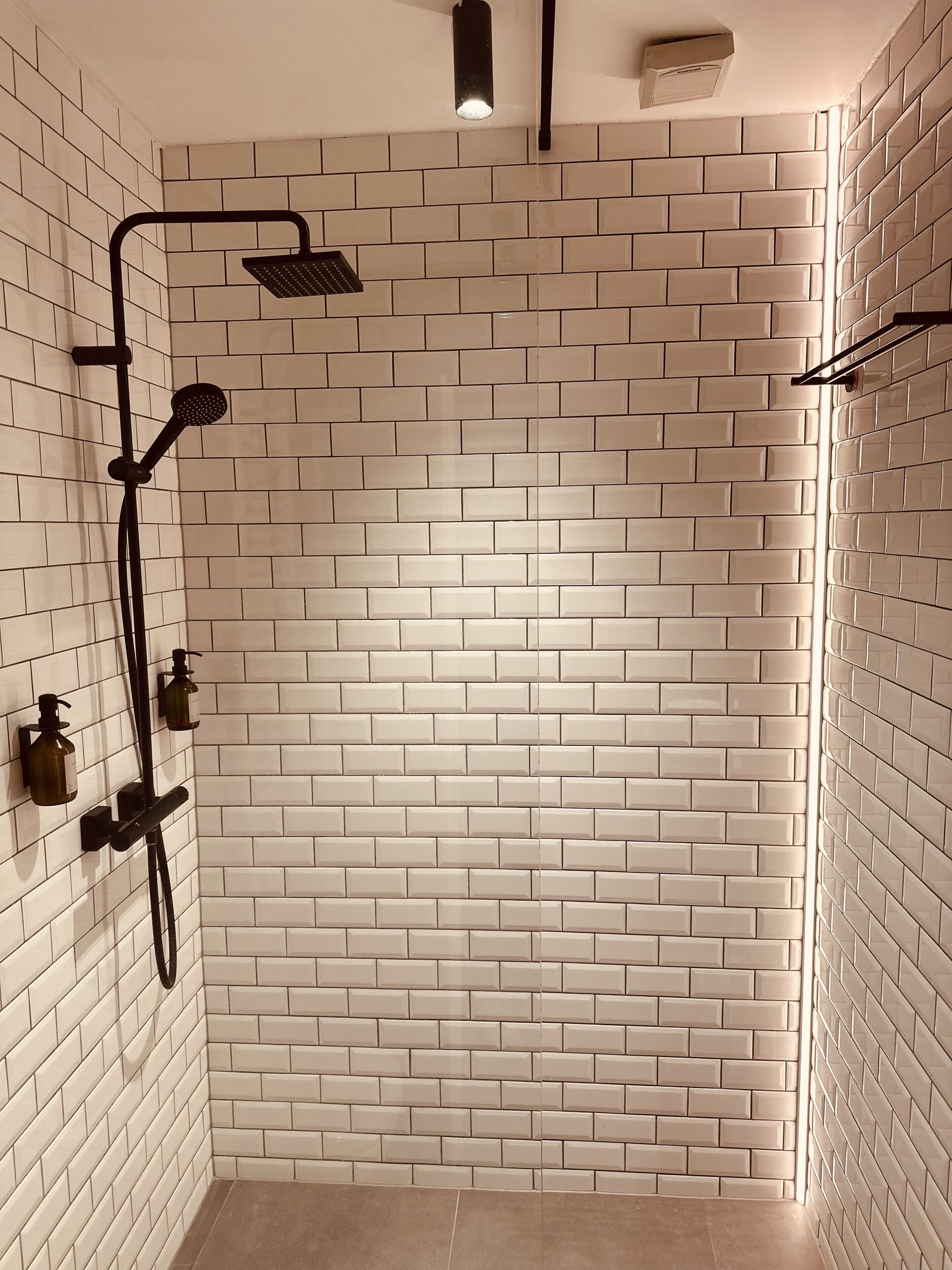 シャワー、ヘアドライヤー、タオル、石鹸