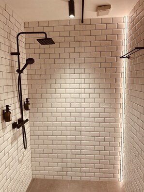 Suihku, hiustenkuivaaja, pyyhkeet, saippua