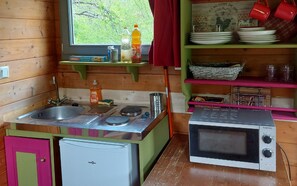 Micro-ondes, cafetière/bouilloire, grille-pain