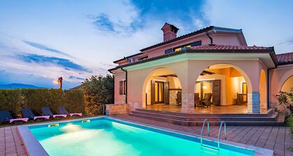 Ein Wunderschönes Haus mit Pool und Whirlpool für 10 Personen