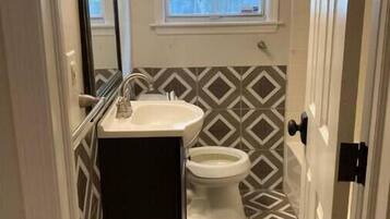 Tina de hidromasaje, secadora de cabello, toallas, jabón