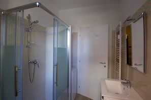 Dusche, Haartrockner, Bidet, Handtücher