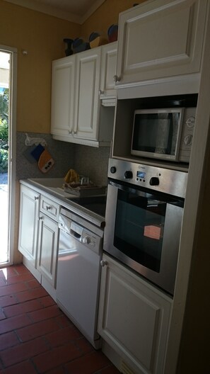 Fridge, microwave, oven, stovetop - Villa Avec Piscine, Proche de la mer Dans Jardin Clos Fleuri, Animaux Acceptés (La Londe Les Maures)