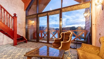 Deluxe Room | Living area | Toys, heated floors