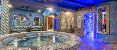 Indoor spa tub