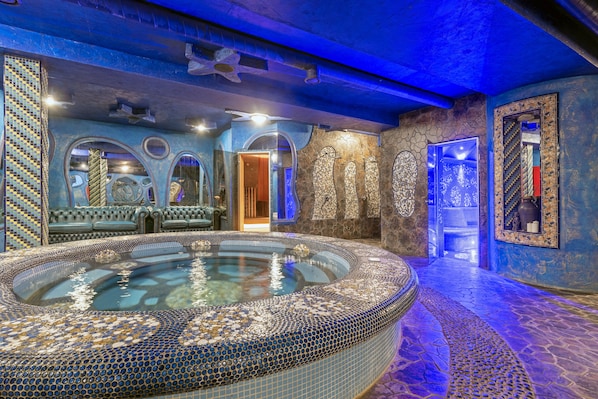 Indoor spa tub