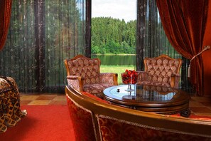 Deluxe Room | 1 bedroom, in-room safe, individually decorated, individually furnished