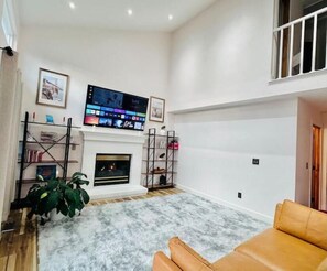 Smart TV, caminetto, libri