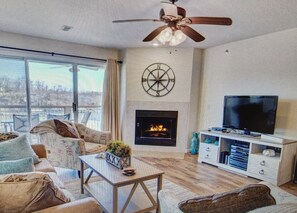 Living area - Gorgeous Getaway-3 bed 2 bath condo with a view!  (Osage Beach)