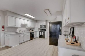 Fridge, microwave, oven, stovetop - 30 acre park in your back yard! (Westfield)