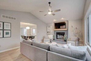 TV, table tennis - 30 acre park in your back yard! (Westfield)