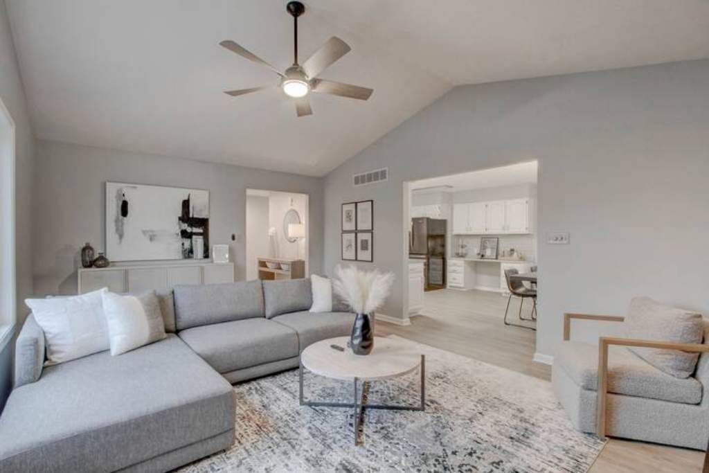 Una televisión, una mesa de tenis de mesa