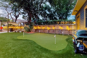 Outdoor dining - Historic cottage in great location with shared sauna, Ping-Pong, & mini-golf (Fort Lauderdale)