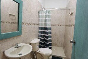 Dusj, håndklær, såpe og toalettpapir