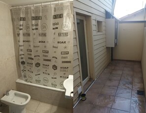 Bidet, Handtücher, Seife, Toilettenpapier