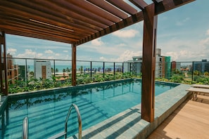 Estudio Business | Piscina | Una piscina al aire libre