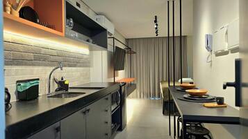 Estúdio empresarial | Cozinha privada | Frigobar