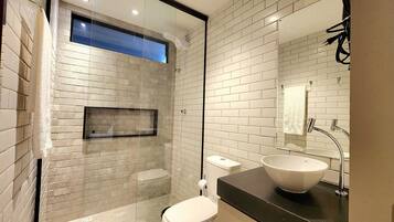 Premier Apartment | Bathroom
