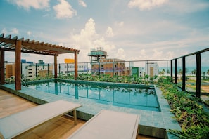 Estudio Business | Piscina | Una piscina al aire libre
