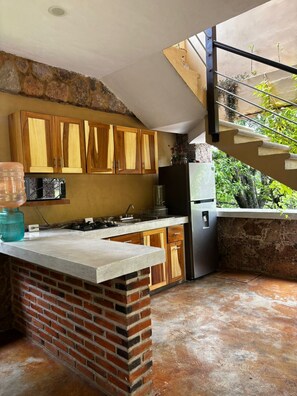 Habitación familiar, 2 camas dobles, terraza, vistas a la montaña | Cocina compartida | Frigorífico, microondas, tostadora y licuadora