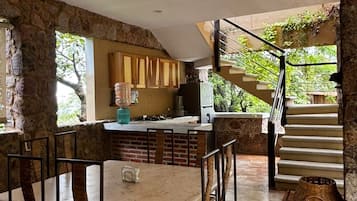 Habitación superior, 1 habitación, balcón, vista a la montaña | Cocina compartida | Refrigerador, microondas, tostadora y licuadora