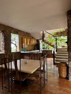 Chambre supérieure, 1 chambre, balcon, vue sur la montagne | Cuisine partagée | Réfrigérateur, four à micro-ondes, grille-pain, mélangeur