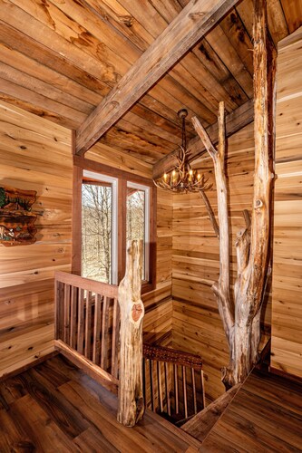 2BR, 1BA  HAND BUILT MOUNTAIN TOP TREE HOUSE with Hot tub